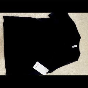 Lululemon T-shirt perfect for your exercises. Available size 4, 12, 14